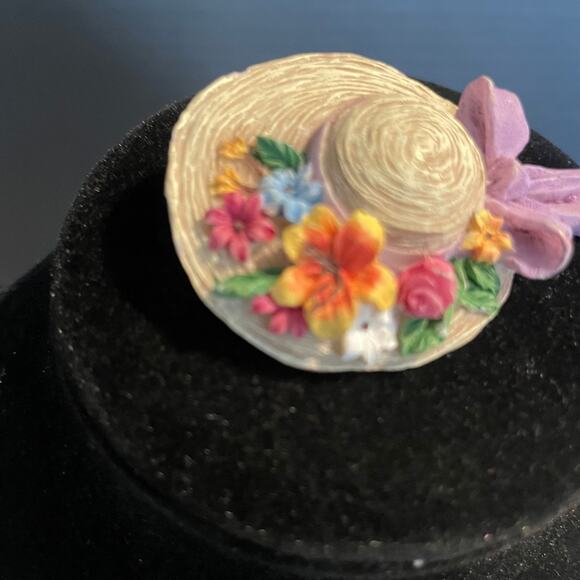 Vintage collectible Sun hat easter pin brooch lapel bonnet enamel floral bow - Picture 8 of 8